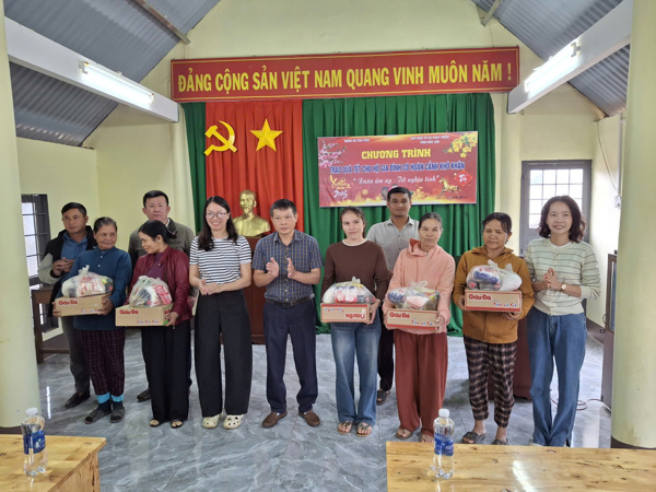 Chương trình tặng quà cho các gia đình khó khăn nhân dịp Tết Nguyên đán Bính Ngọ 2026