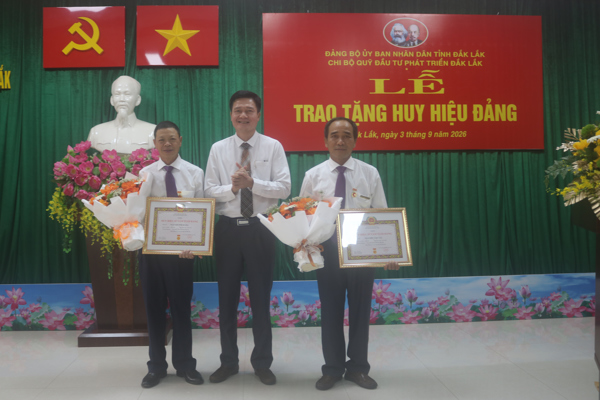 Lễ trao tặng Huy hiệu 35 năm tuổi Đảng